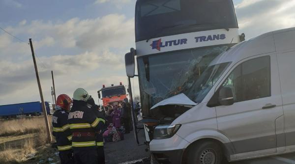 45 de români, implicați într-un accident între un autocar, un microbuz și un autoturism