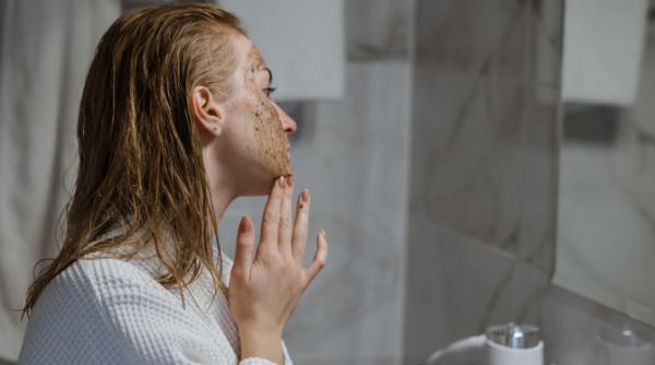 Amestecă trei linguri de cafea cu un strop de lapte și câteva picături de lămâie. Truc cu rezultat uimitor în doar câteva minute