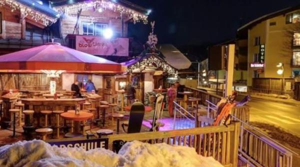 Austria. Doi tineri, bătuți de o femeie într-un bar. Atacatoarea a spart un pahar în capul unuia, iar pe celălalt l-a rănit la mână  