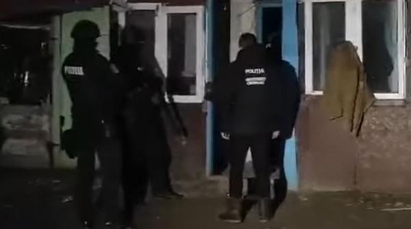 Casele unor români, bănuiți de jafuri din societăţi comerciale şi viol, percheziționate, azi dimineață