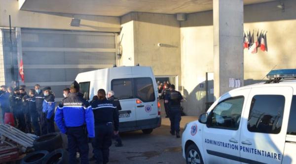 Franta. Deținut român, implicat în atacul asupra unui gardian în închisoarea din Rodez. Polițistul, luat ostatic de prizonieri