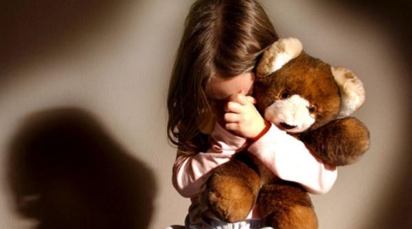 Italia. Minoră, abuzată sexual de prietenul părinților. Bărbatul locuia în aceeași casă cu victima și rămânea singur cu ea zile întregi