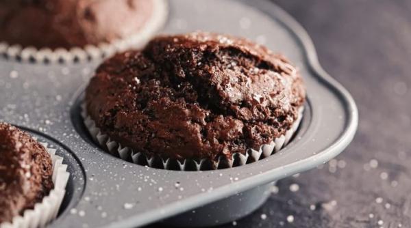 Brioșe de ciocolată fără făină, unt și zahăr. Și fără banane. Ingredientul secret care le face senzaționale