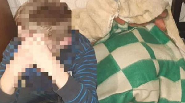 Minor, chinuit de propria mamă, în Ucraina: Dormea pe jos şi mânca ce îi oferea un vecin