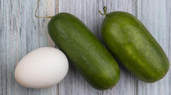 Trucuri pe care să le faci doar noaptea. Răzuiește un castravete și amestecă-l cu un albuș de ou. Îți vei mulțumi dimineața