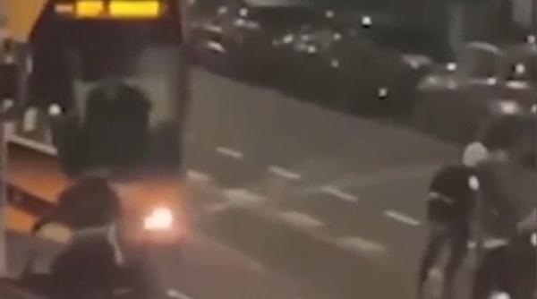 Un grup de tineri a creat haos în Milano: Au blocat tramvaiul cu pietre, scuipă și fac flotări pe șine. Salvini: „Idioți!” - VIDEO