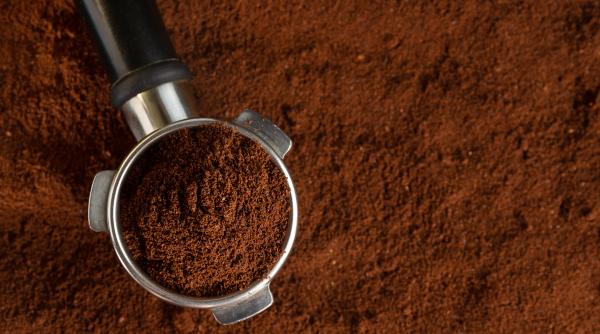 Nu mai arunca zațul de cafea. Trucuri fabuloase cu acest excelent „deșeu” ca să economisești bani