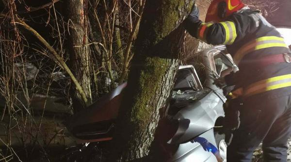 O româncă a murit şi alte două au fost rănite, după ce au intrat cu mașina într-un copac