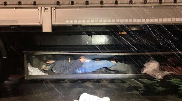 Șoferi români, arestați pentru trafic de migranți. Unul a recunoscut că lua bani pentru a-i duce în Marea Britanie