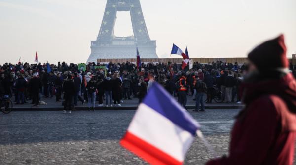 Protestatarii din Paris, dispersați de poliție cu gaze lacrimogene. Mai multe persoane au fost arestate