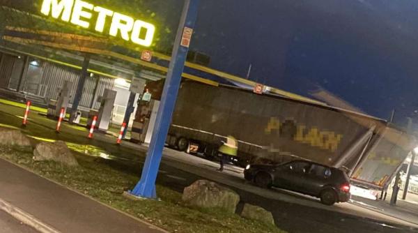 Germania. Șofer român de TIR, pagube enorme, după ce-a intrat într-o benzinărie 