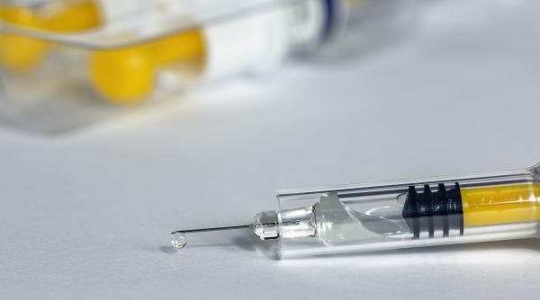 2 medici și 5 asistenți români, reținuți într-un dosar de vaccinare falsă