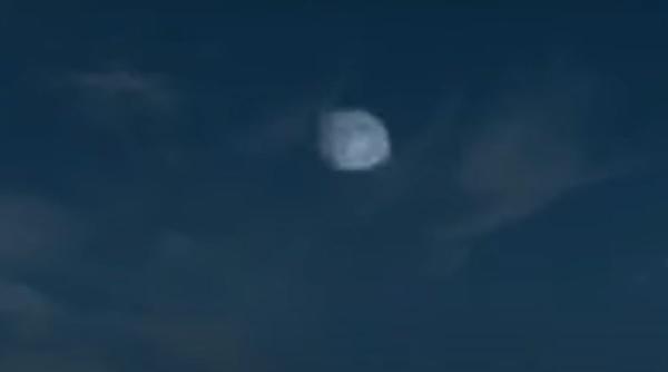 Sferă luminoasă, apărută pe cer, pentru a treia noapte, consecutiv într-o comună din județul Brașov