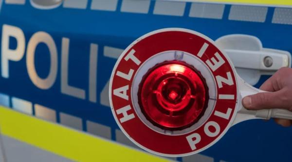 Austria. Mașină, în care se afla o familie de români, trasă pe dreapta. Șoferul nu avea permis, iar minorii - scaune auto speciale