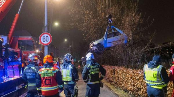 Austria. Șofer român, accident spectaculos în Innsbruck: o mașină s-a răsturnat în albia răului Inn