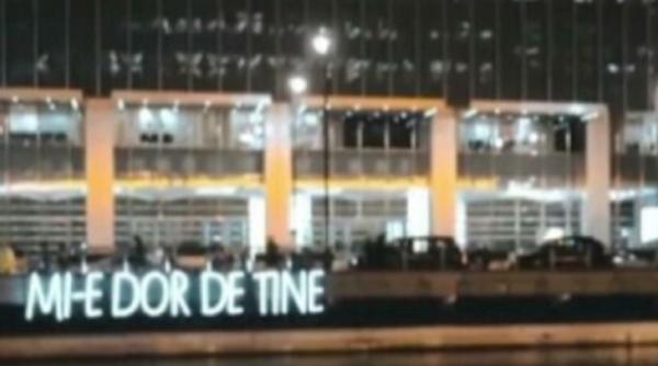 SUA. Instalația de lumini „Mi-e dor de tine”, aprinsă de Ziua Îndrăgostiților. Gestul, făcut pentru români