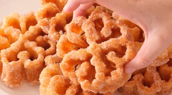 Flori prăjite crocante. Ingredientele puține și gustoase, secretul celui mai bun desert. Sunt mereu o senzație când vin musafirii - FOTO