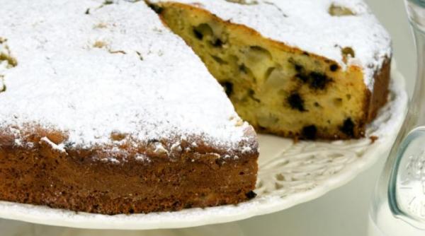 Prăjitură cu pere și ciocolată. O rețetă genială, gata în 5 minute. Amestecă toate ingredientele și dă-le la cuptor