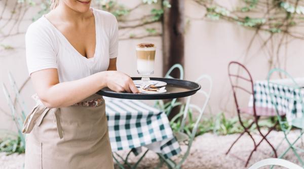 Spania. Chelneriță româncă, reținută cu ajutorul patroanei: Fura din casa de marcat fără nicio reținere, știind că e filmată