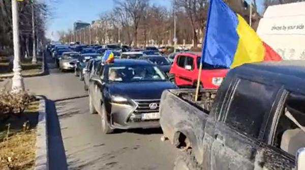 „Convoiul pentru libertate” a ajuns în fața Guvernului. Protest antirestricții și împotriva vaccinului în Piața Victoriei - VIDEO