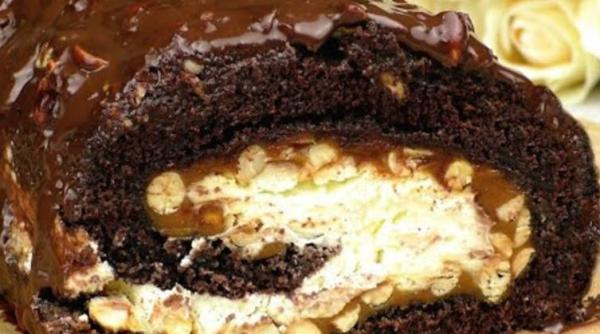Ruladă Snickers, un desert care se topește în gură. Delicioasă și ușor de făcut