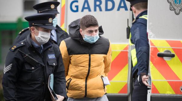 Tânăr român din Irlanda, scandal monstru în timpul unui zbor: Dus direct la închisoare, după ce a coborât din avion