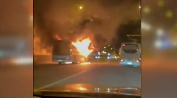 Un autobuz cu români a luat foc în mers