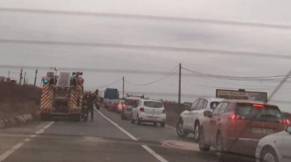 Ambulanță, aflată în misiune, implicată într-o coliziune cu alte trei mașini în Bihor. O doctoriță, transportată la spital