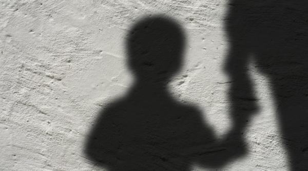 Băiețel de 5 ani, bătut şi violat de tată pentru a-și convinge soţia să vină acasă din străinătate. A filmat grozăvia și i-a trimis imaginile