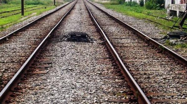 Locomotiva unui tren de marfă a deraiat. Traficul feroviar este oprit