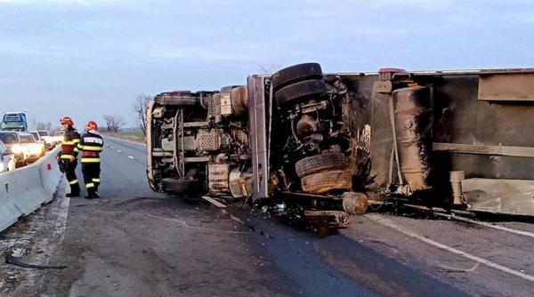 Atenție șoferi: Un TIR s-a răsturnat, pe DN 5. Traficul rutier, blocat pe sensul de mers spre Bucureşti