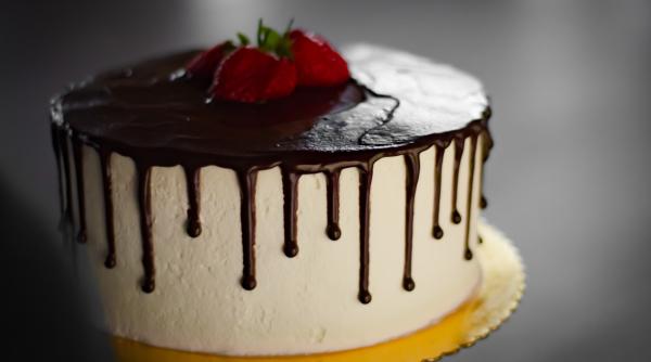 Am găsit cel mai ieftin tort fără coacere. E cu biscuiți și banane și e delicios