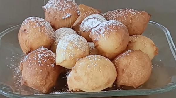 Fritule sau „gogoși de vânt” pufoase. Ceva mai bun nu ai mai gustat