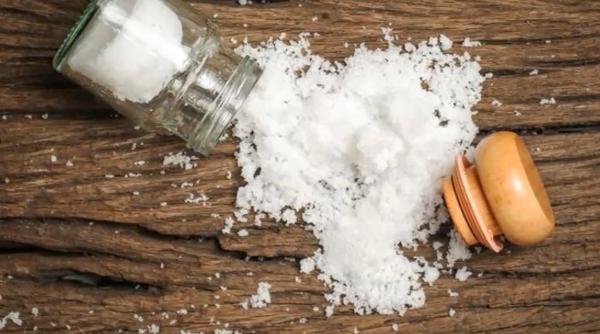 Gata cu clorul și mirosul înțepător! Amestecul cu sare, care te scapă de mucegai: Folosește util ingredientul cu "o mie de utilizări"