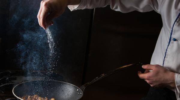 Ai exagerat cu sarea în mâncare? Nu o arunca! Trucuri fantastice pentru a remedia ciorba, piureul, aluatul, orezul sau carnea