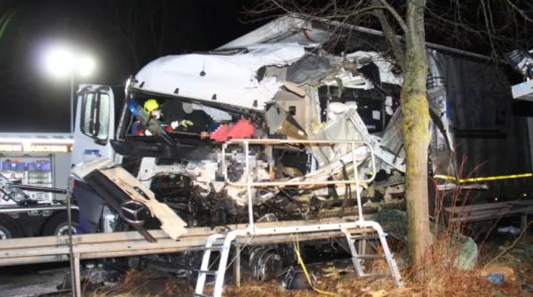 Germania. Șofer român de TIR, rănit grav la ochi, alt bărbat, mort pe loc, după o coliziune frontală între două camioane