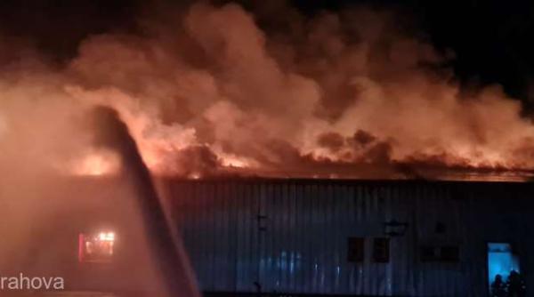 Incendiu la o fabrică de mezeluri din Mizil, Prahova: Doi pompieri au suferit arsuri, unul e în stare gravă