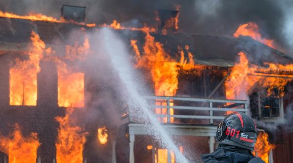 Incendiu puternic la o hală, lângă București. Pompierii se luptă și acum cu flăcările