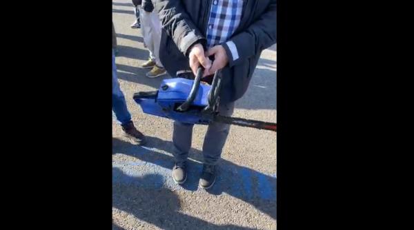 Român fugărit cu o drujbă după ce a pălmuit un tânăr