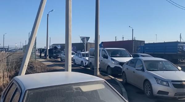 România ar putea primi peste 500.000 de refugiaţi. Vasile Dîncu: „Suntem pregătiți să-i extragem pe românii aflaţi în Ucraina”