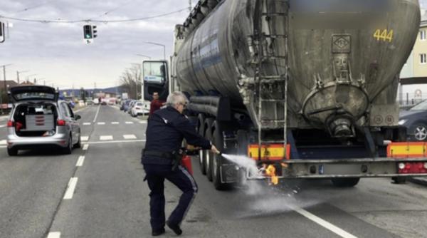 Austria. Șofer român, lăsat fără cisternă de polițiștii care au oprit ca să-l ajute