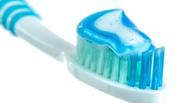Cu ce putem înlocui pasta de dinți din comerț? Șase alternative naturale care te vor surprinde