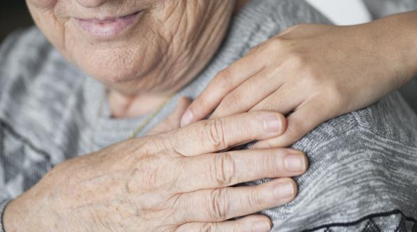 Italia. Badantă româncă, dată în judecată după ce s-a măritat cu pensionarul de 90 ani: „Eram convins că vreau să mă căsătoresc cu ea”