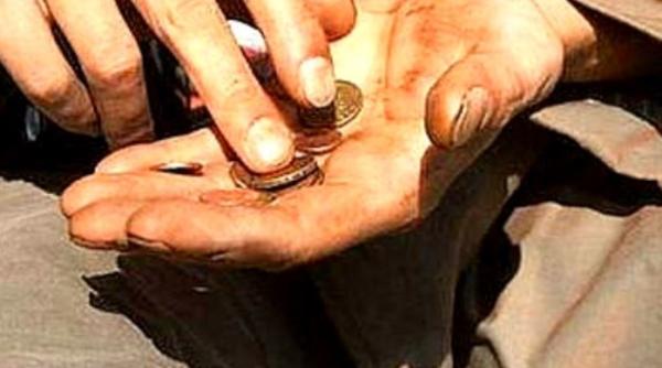 Italia. Cerșetoare româncă agresivă, evacuată din oraș de polițiștii din Padova. Jignea oamenii care nu-i dădeau bani