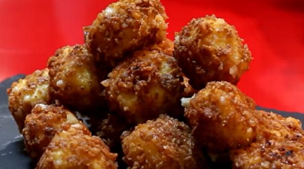 Popcorn de casă cu brânză, o gustare fantastică, bogată și crocantă. Rețeta este foarte ușoară, nu o ratați!