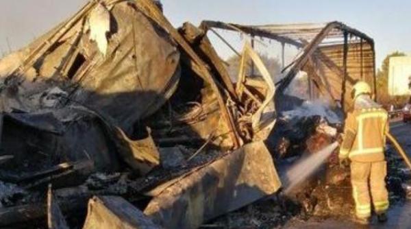 Spania. Camion, răsturnat pe autostrada. Mii de litri de parfum vărsați pe carosabil, după ce două cisterne au explodat 