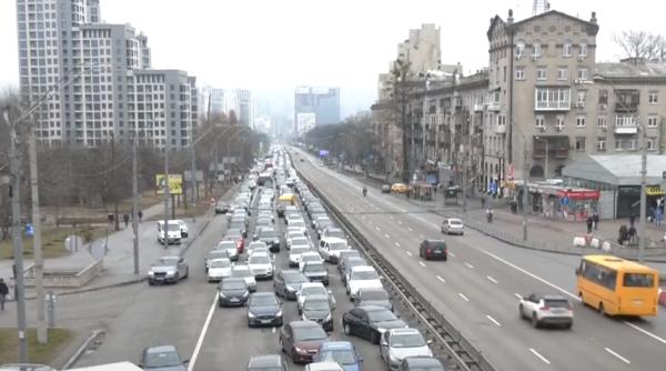 Imagini dramatice la Kiev: Se aud sirenele încontinuu, cozi uriașe de mașini la ieșirile din oraș - VIDEO