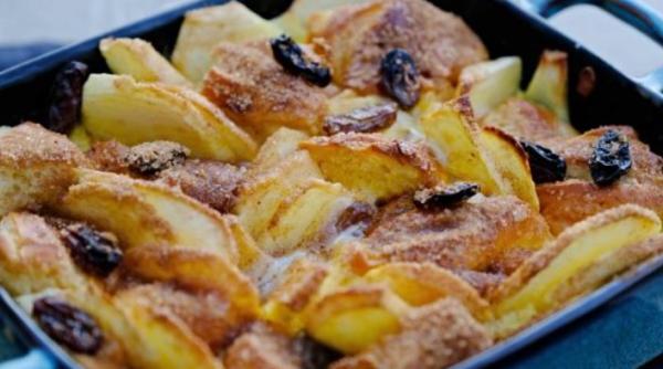 Plăcintă de mere cu blat din pâinea uscată din cămară. Un deliciul culinar, cu doar 160 de calorii