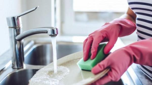 Chiuveta din bucătărie miroase urat? Încearcă apă de gură, un remediu la îndemâna oricui