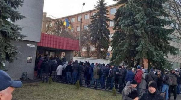 Cozi la centrele militare din Ucraina: Mii de bărbați merg voluntar la război